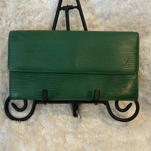 Authentic Louis Vuitton Epi Pochette Porte Monnaie Wallet Green